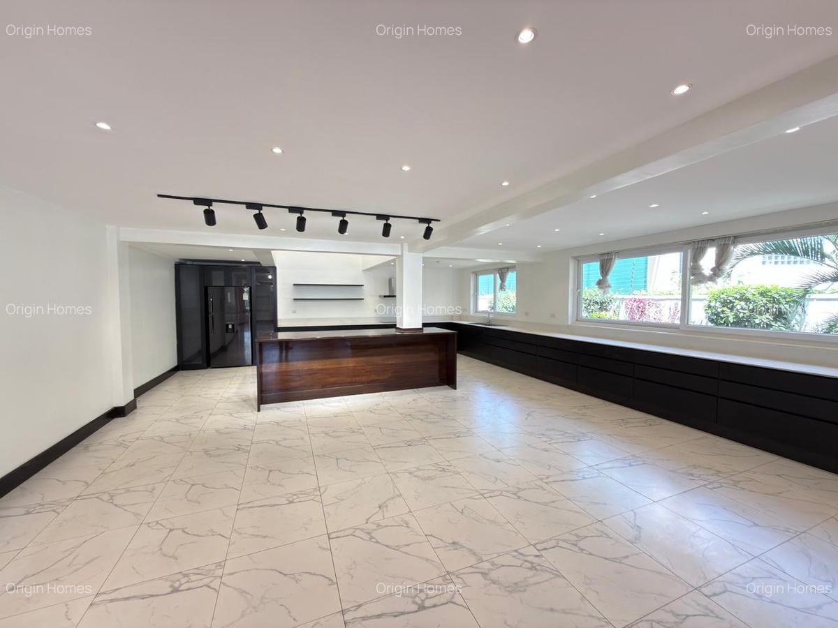 5 Bed House with En Suite in Runda - 8