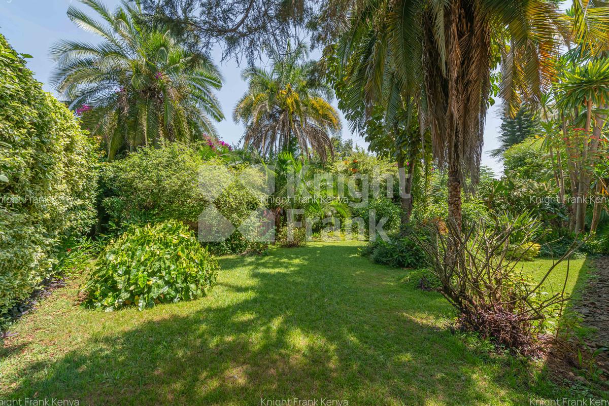 10 Bed House with Garden at Rosslyn Lone Tree - 3