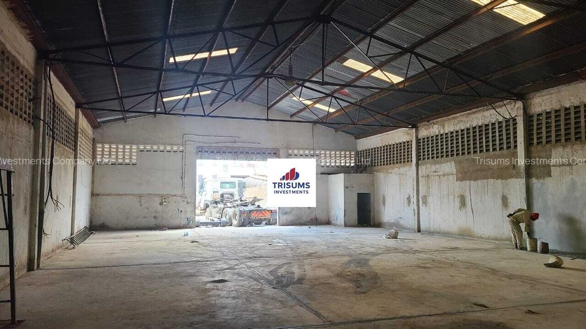 4,900 ft² Warehouse with Fibre Internet in Industrial Area - 6