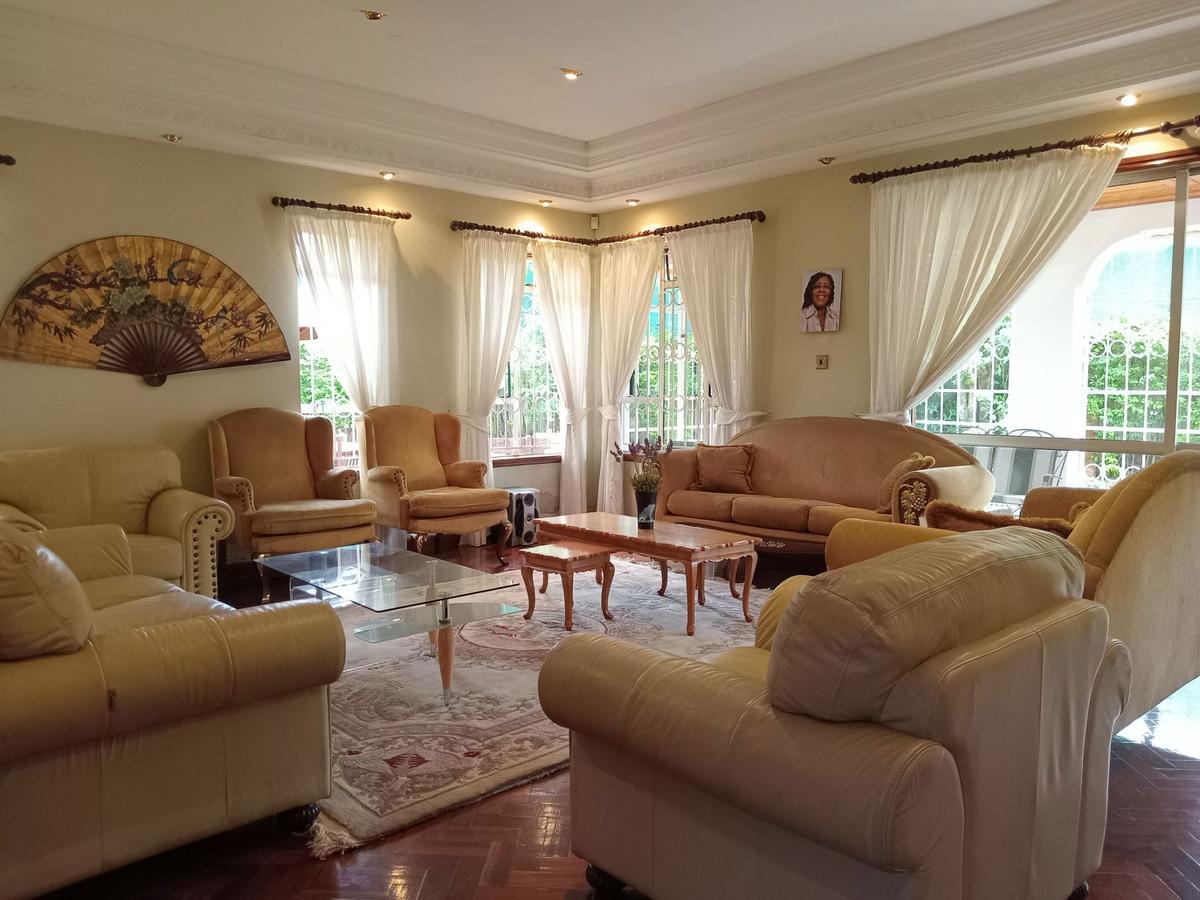 4 Bed House with En Suite in Lavington - 6