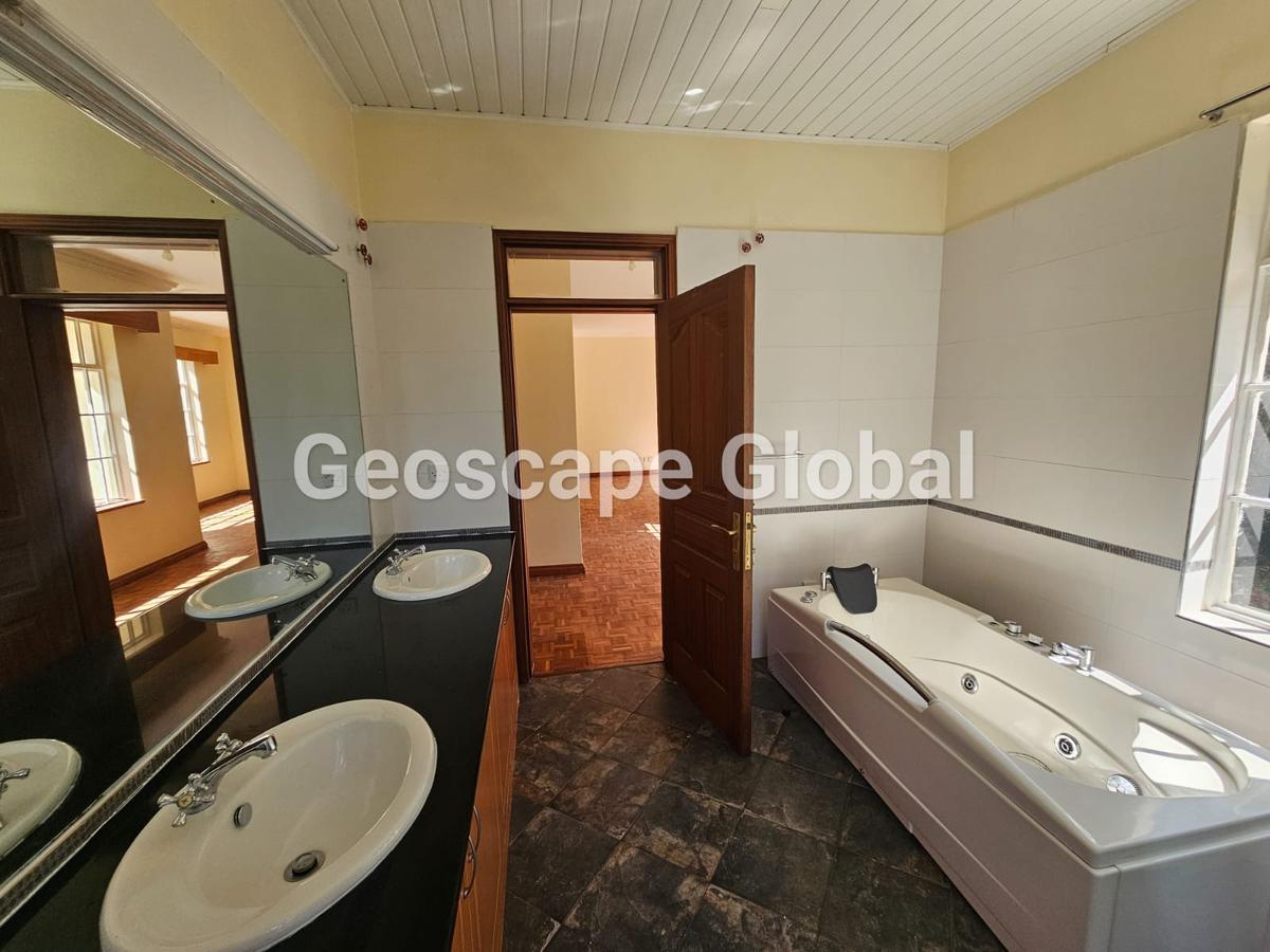 5 Bed House with En Suite in Nyari - 8