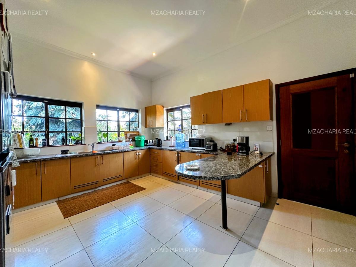 4 Bed Villa with En Suite in Spring Valley - 9