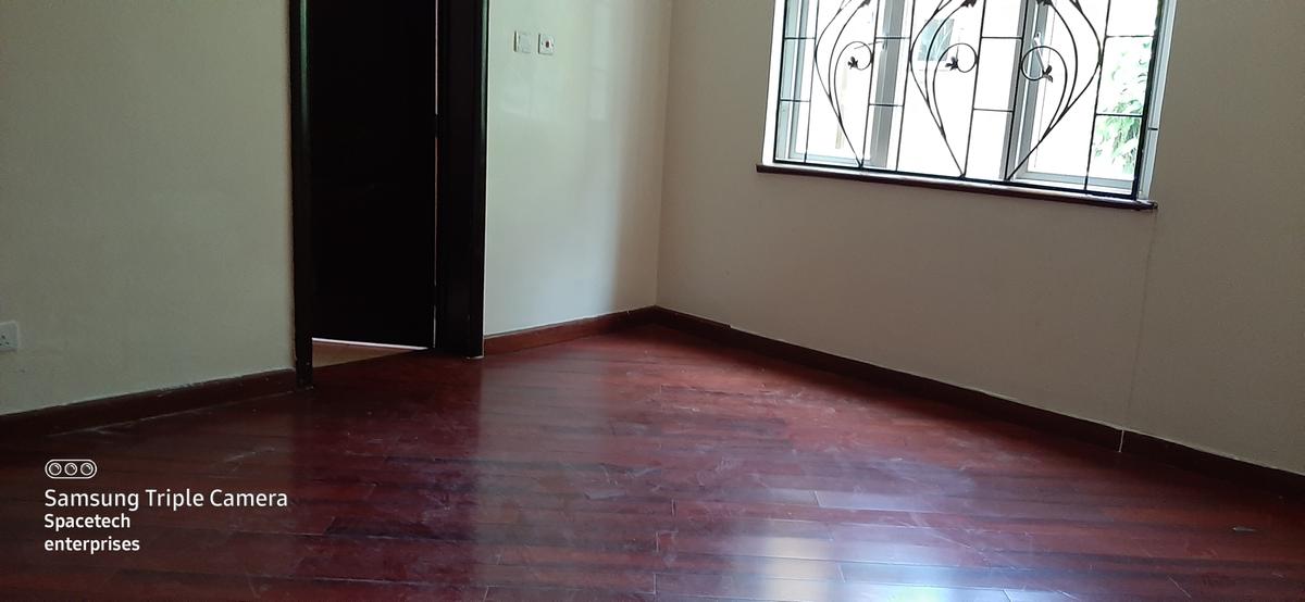 5 Bed Townhouse with En Suite in Lavington - 12