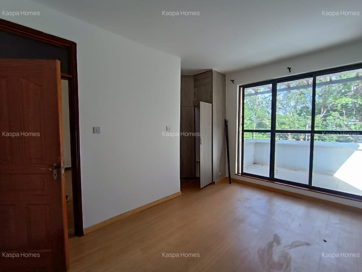 5 Bed House with En Suite in Lavington - 10