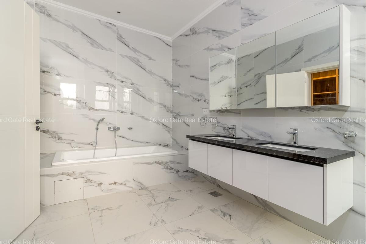 5 Bed House with En Suite in Lavington - 10