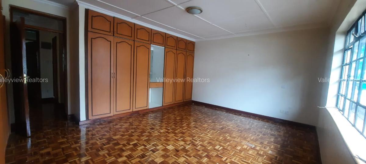 4 Bed Townhouse with En Suite at Lavington - 11
