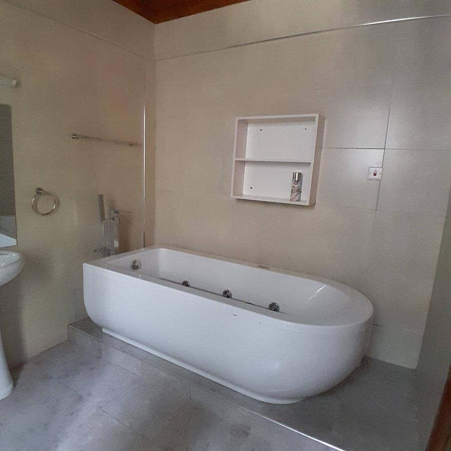 4 Bed House with En Suite in Spring Valley - 5