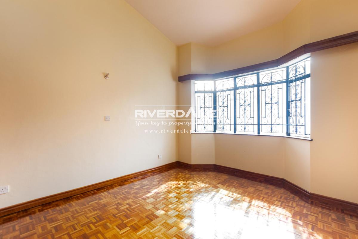 5 Bed Townhouse with En Suite in Riverside - 10