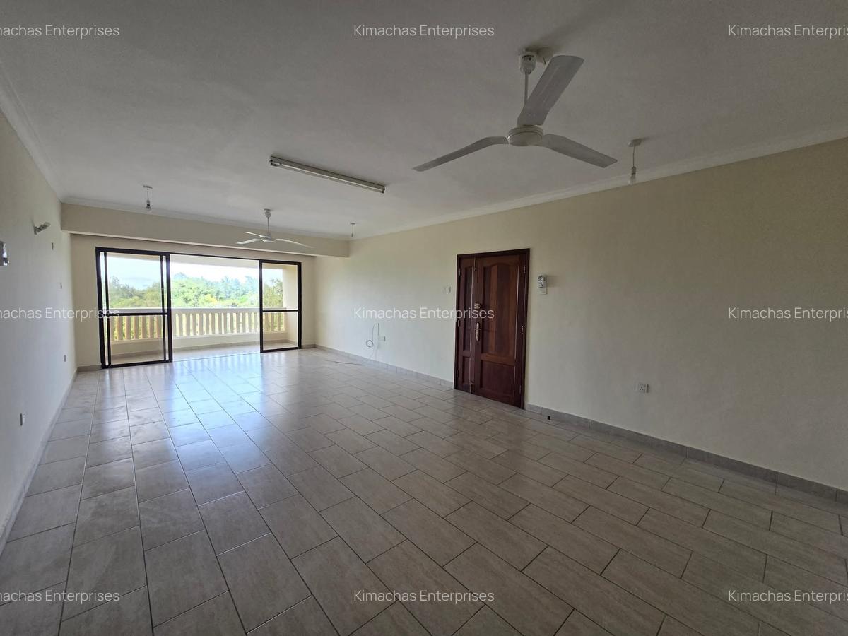 3 Bed Apartment with En Suite at Moyne Drive - 5