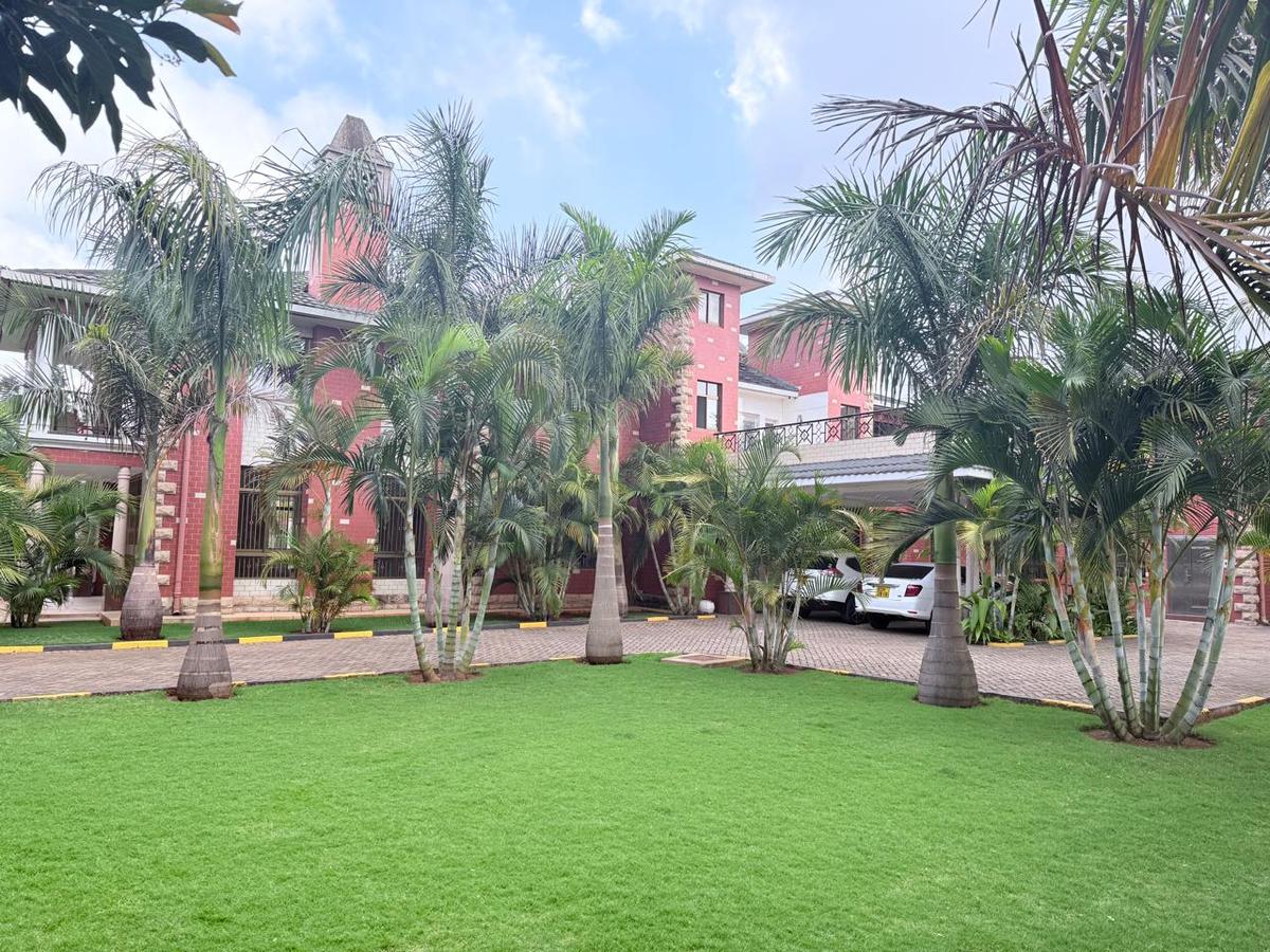 8 bed townhouse with en suite at karen