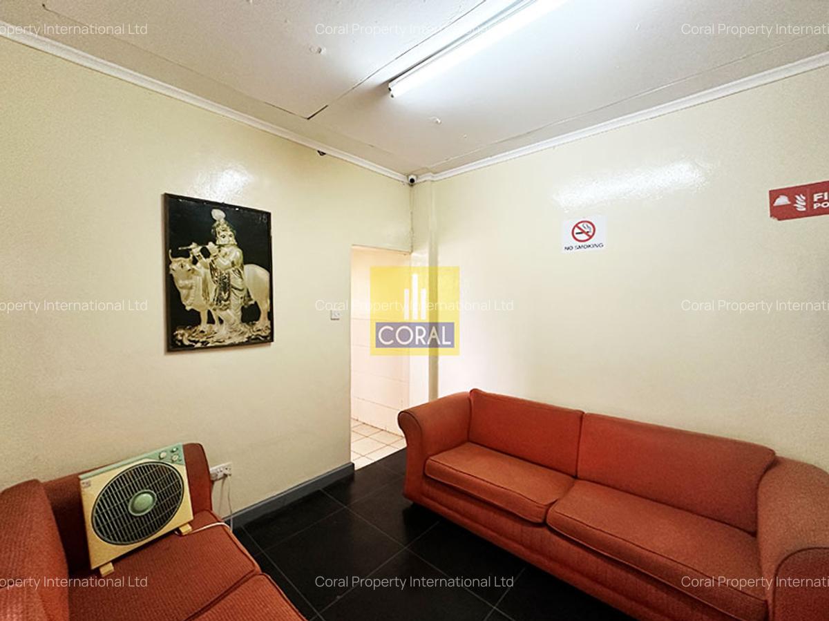 7,500 ft² Warehouse with Parking in Industrial Area - 10