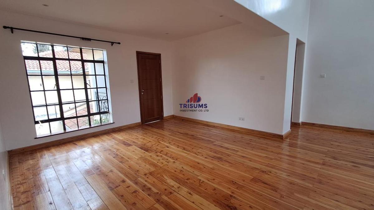 4 Bed House with En Suite in Ridgeways - 6