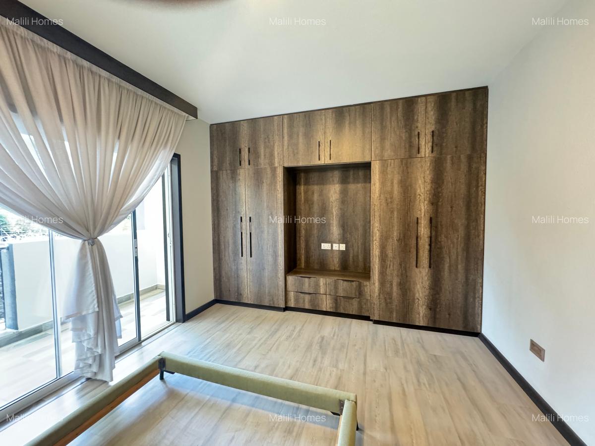 2 Bed Apartment in Riverside - 1