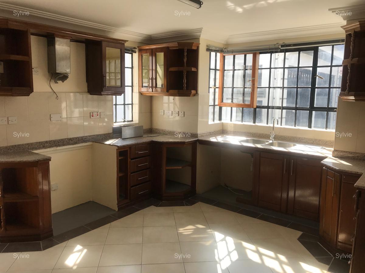 5 Bed Villa with En Suite in Runda - 13