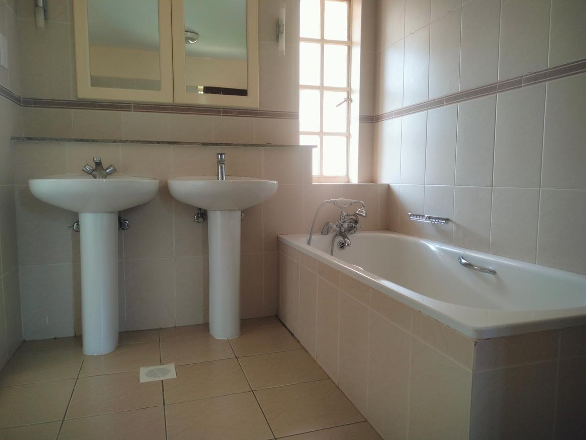 5 Bed Townhouse with Garden in Lavington - 8