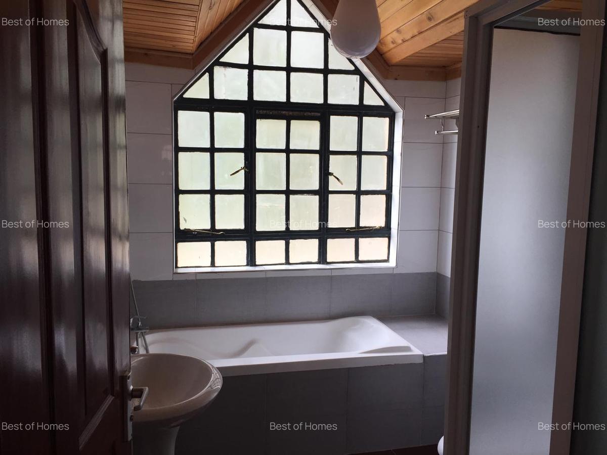 4 Bed Villa with En Suite in Redhill - 13