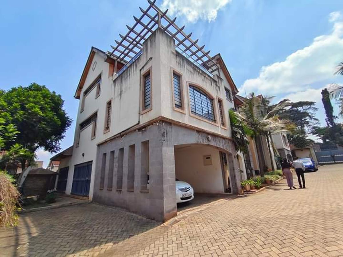 5 Bed Townhouse with En Suite at Lavington - 19