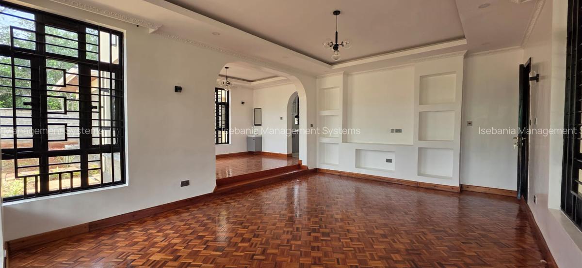 5 Bed House with En Suite at - 1