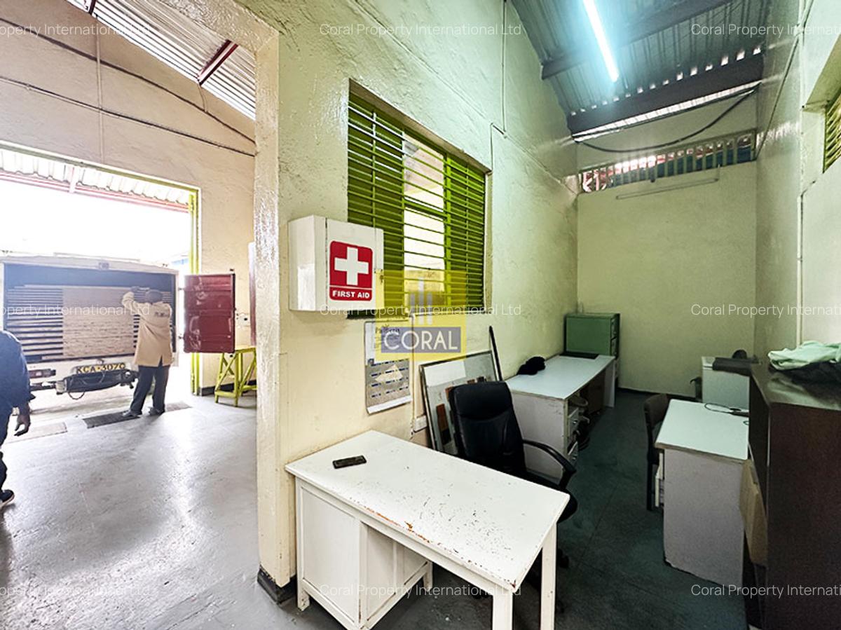 7,500 ft² Warehouse with Parking in Industrial Area - 7