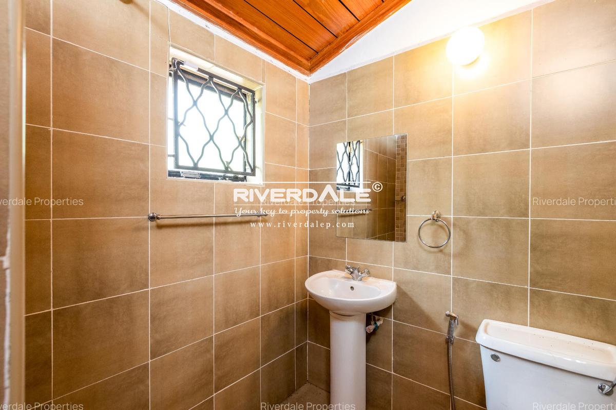 5 Bed House with En Suite in Runda - 8