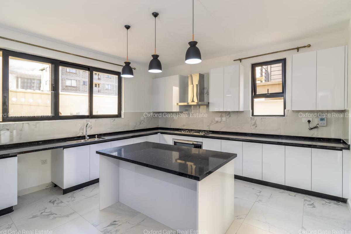 5 Bed House with En Suite in Lavington - 4