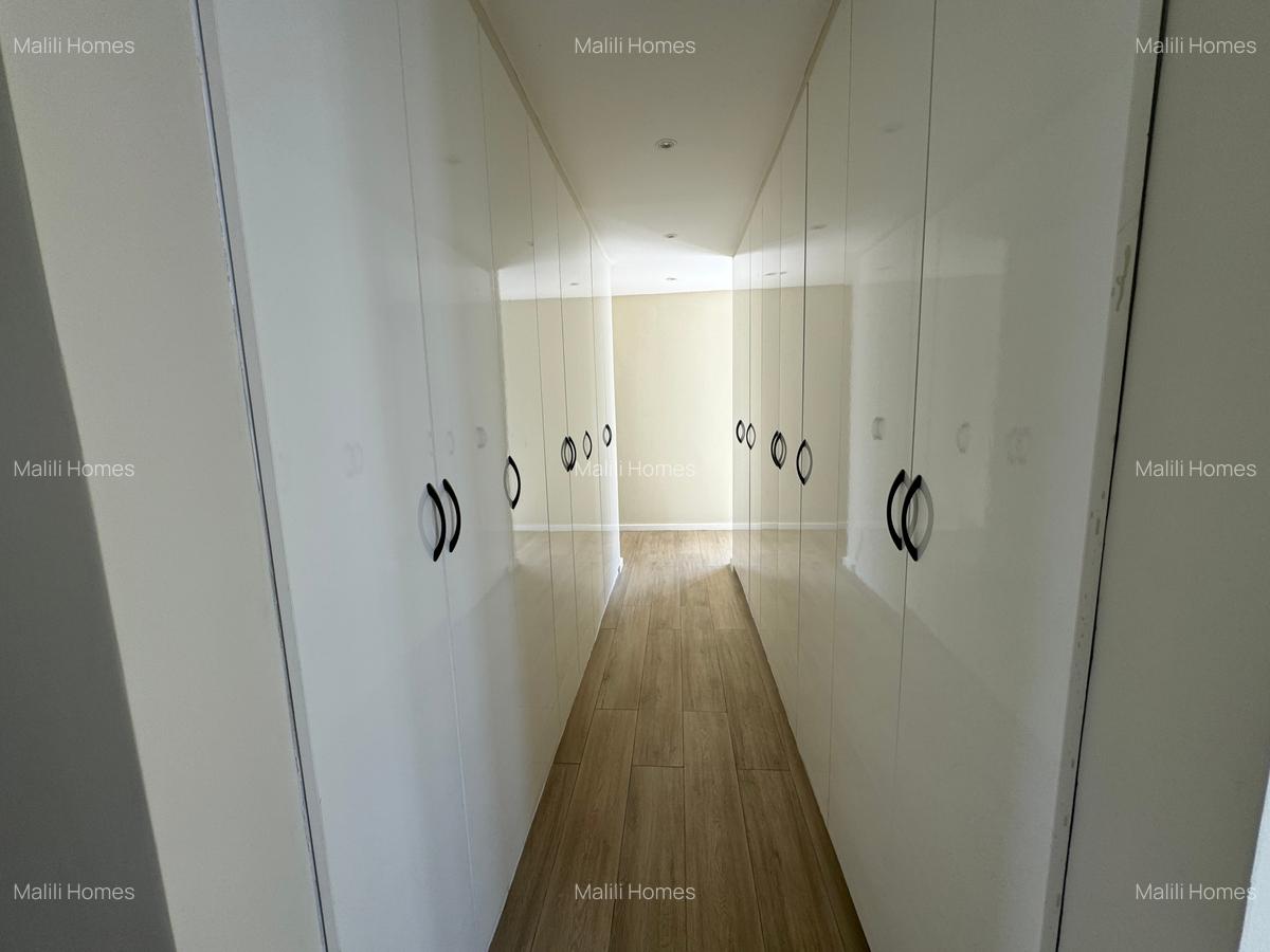 4 Bed Apartment in Riverside - 8