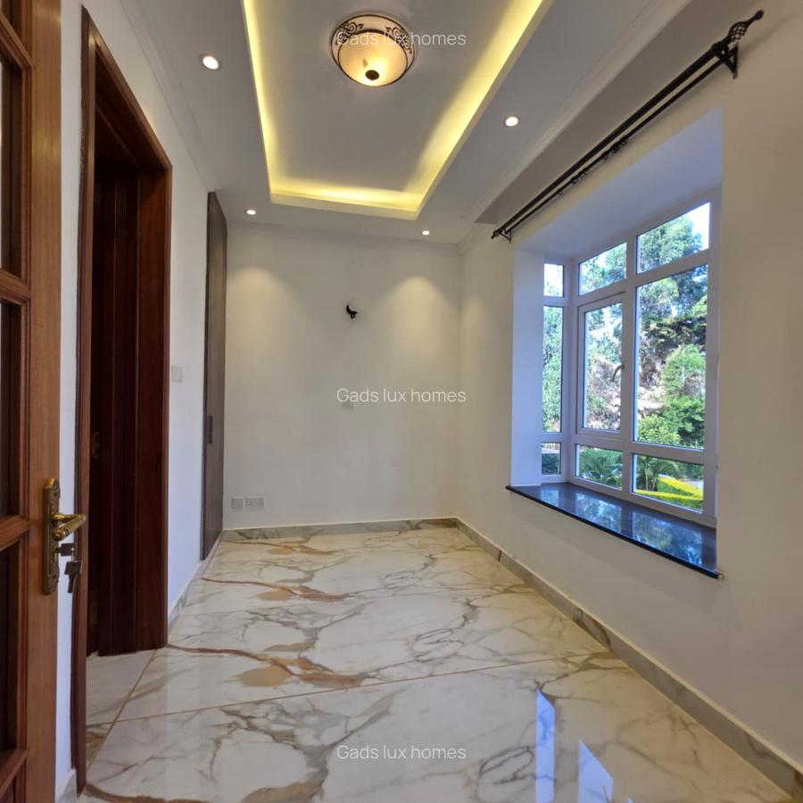 5 Bed Townhouse with En Suite at Lavington - 12