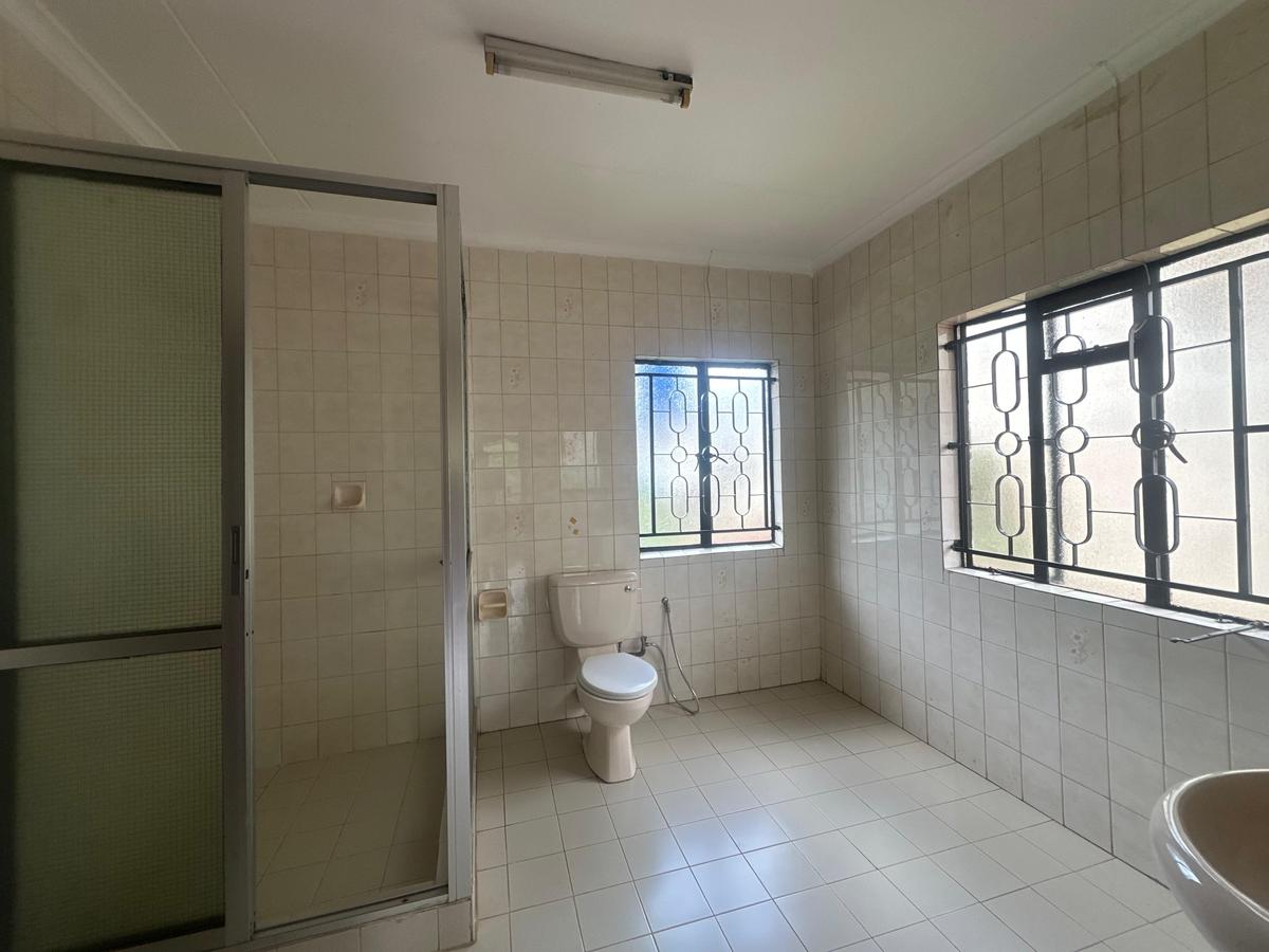 4 Bed Villa with En Suite at Lavington - 12