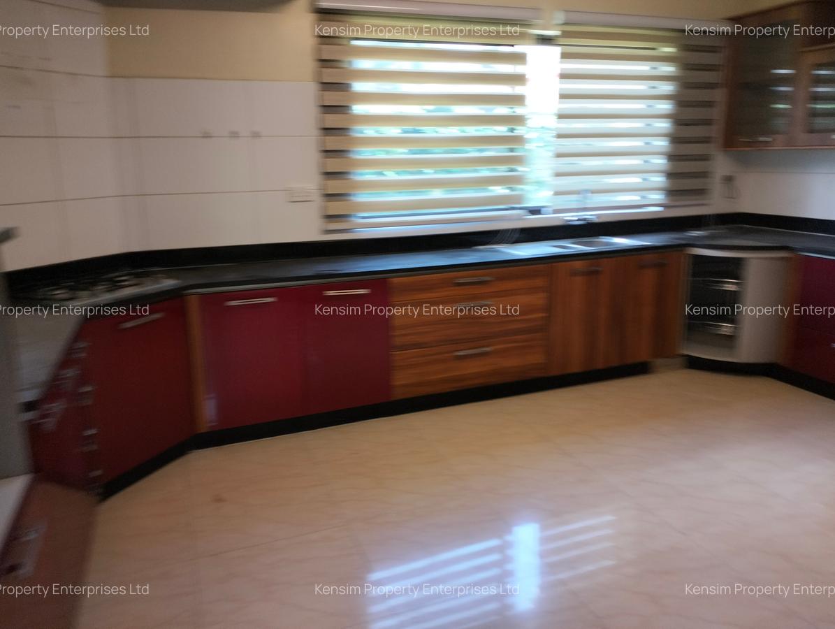 5 Bed Townhouse with En Suite in Brookside - 3