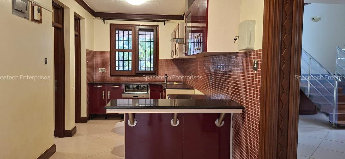 3 Bed House with En Suite in Hill View - 9