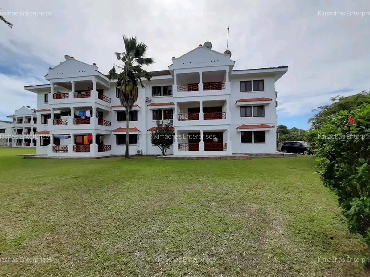 3 Bed Apartment with En Suite at Links Road - 1