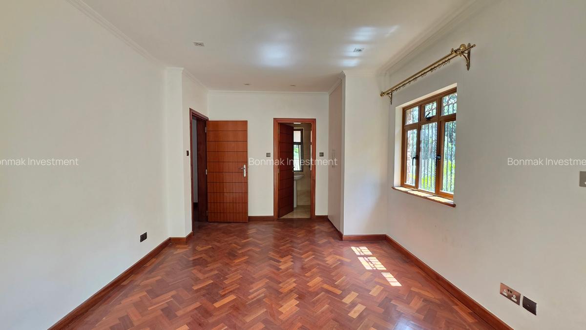 5 Bed Townhouse with En Suite at Lavington Green. - 14