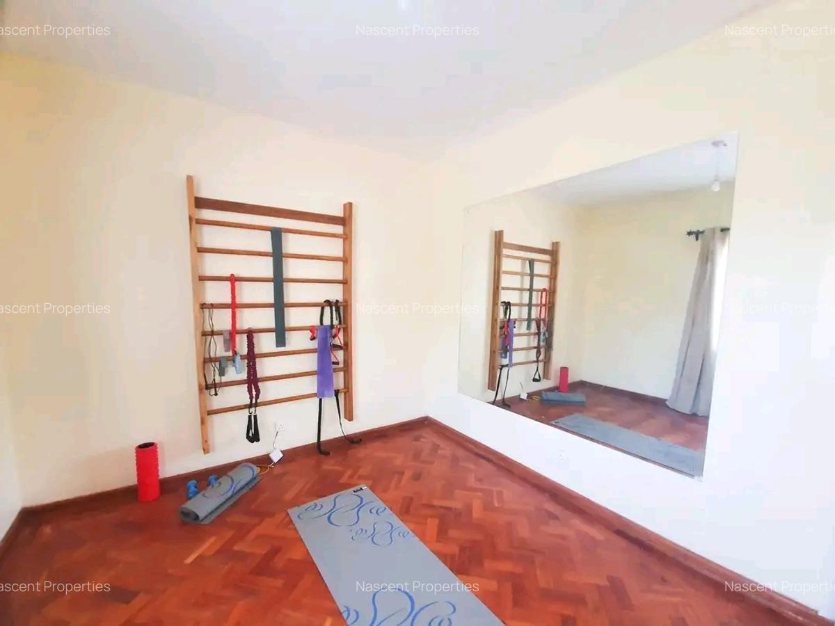 5 Bed House with En Suite in Ridgeways - 12