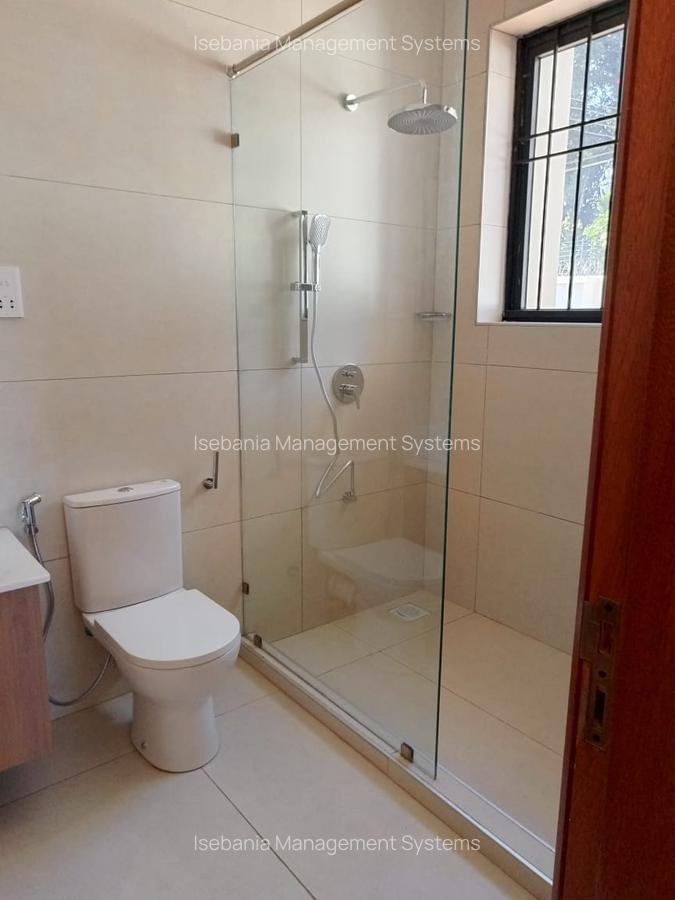 6 Bed House with En Suite at - 12