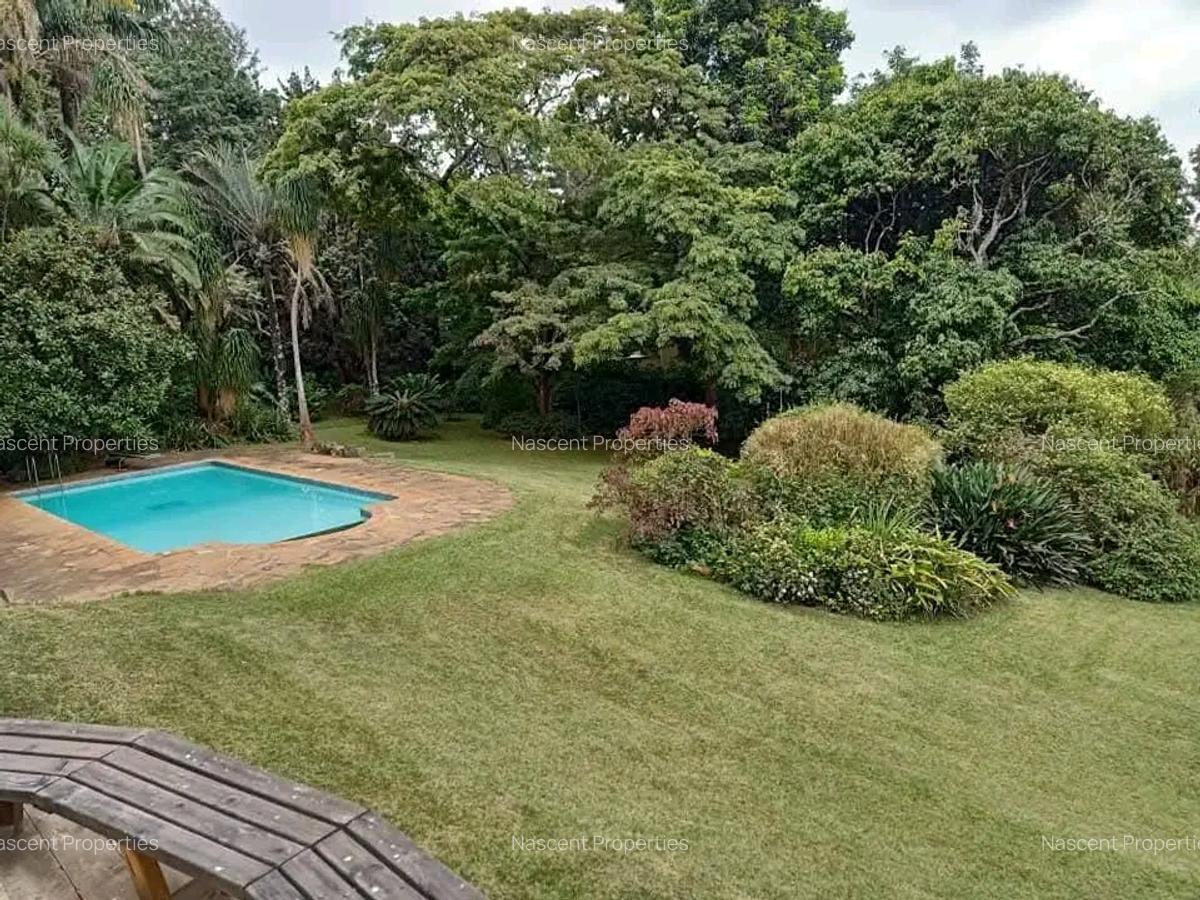 5 Bed House with En Suite in Ridgeways - 2