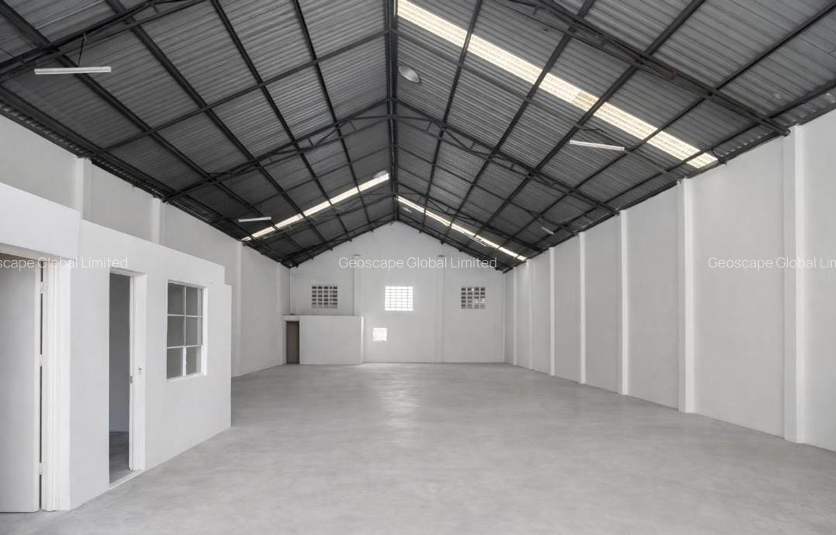 6,000 ft² Warehouse with Parking in Industrial Area - 1