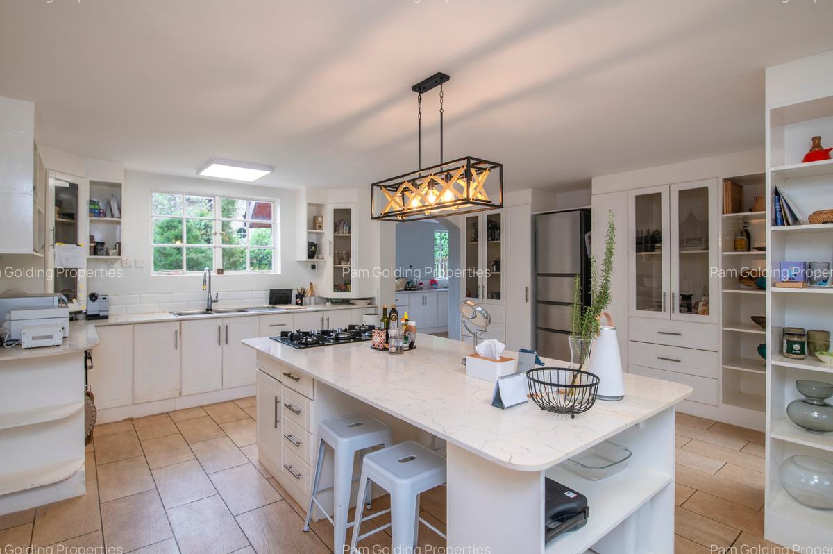 5 Bed House with En Suite in Runda - 5