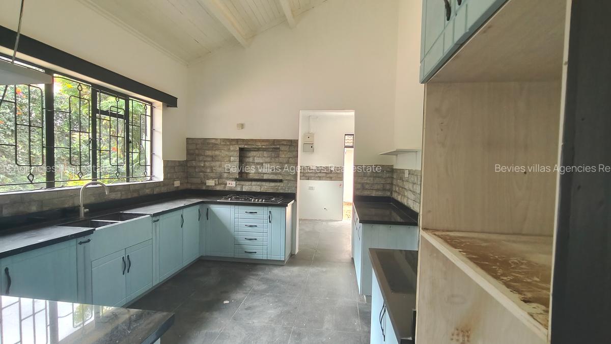 4 Bed House with En Suite at Lavington - 4