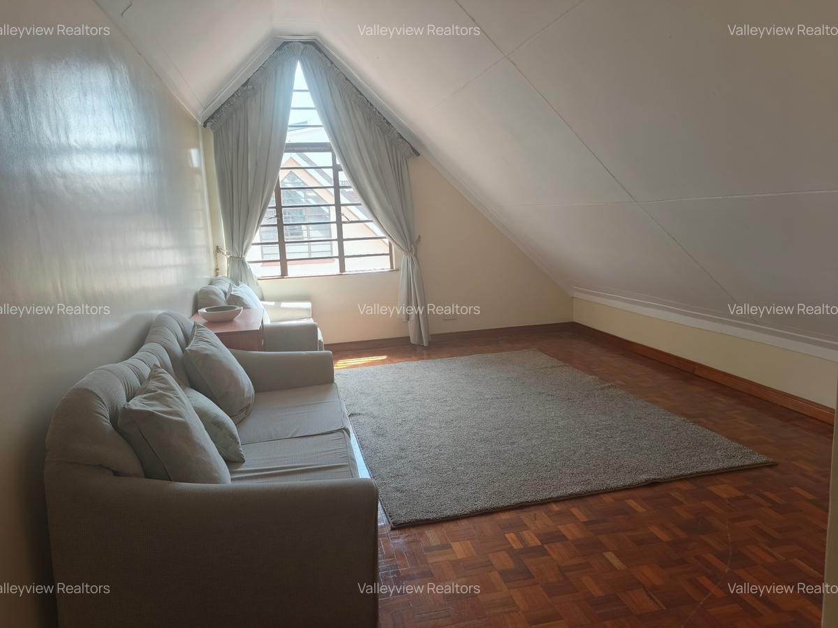 5 Bed Townhouse with En Suite at Lavington - 20