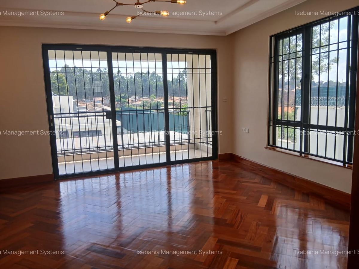 6 Bed House with En Suite at - 9