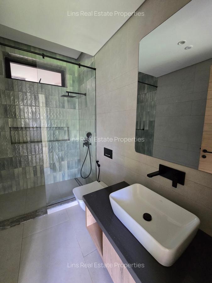 5 Bed Townhouse with En Suite in Brookside - 18