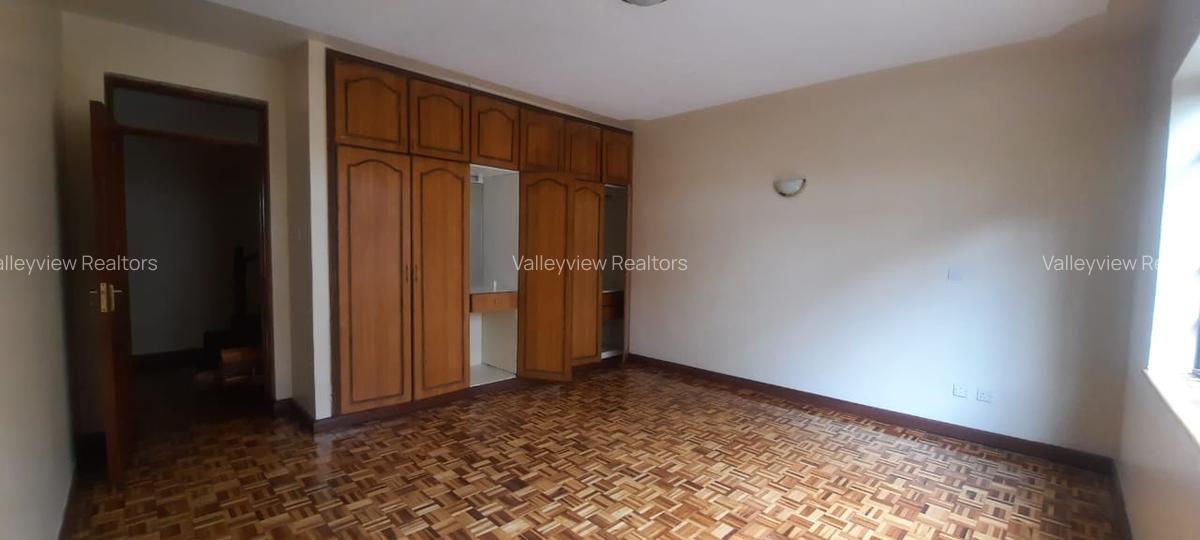 4 Bed Townhouse with En Suite at Lavington - 19