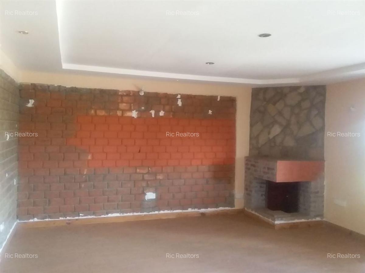 3 Bed House with En Suite at Karen - Fairacres - 11