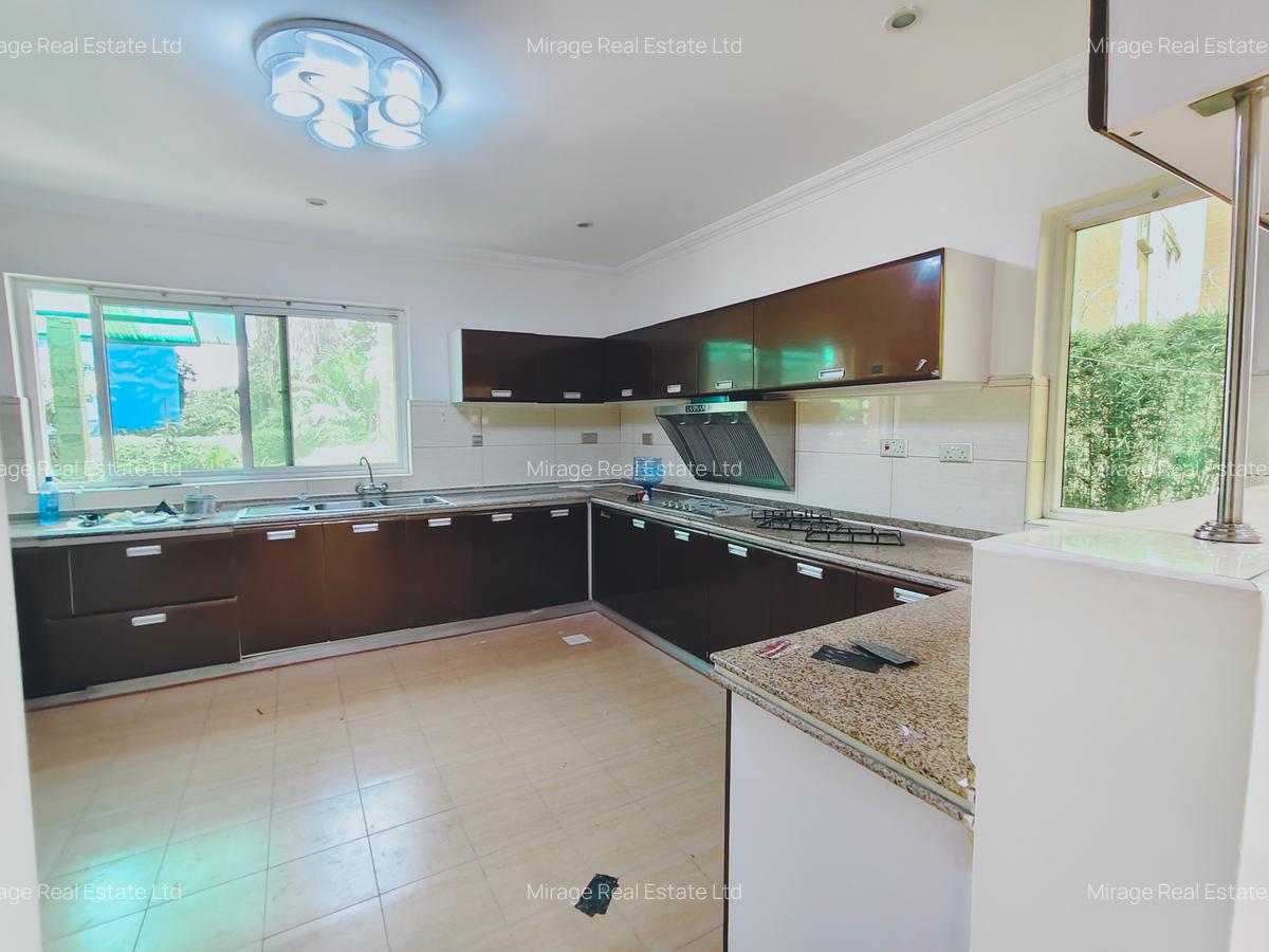 4 Bed Villa with En Suite in Riverside - 3