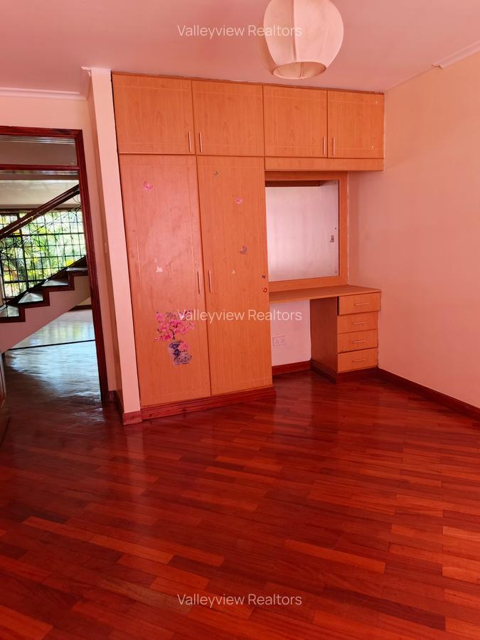 4 Bed Townhouse with En Suite at Lavington - 19