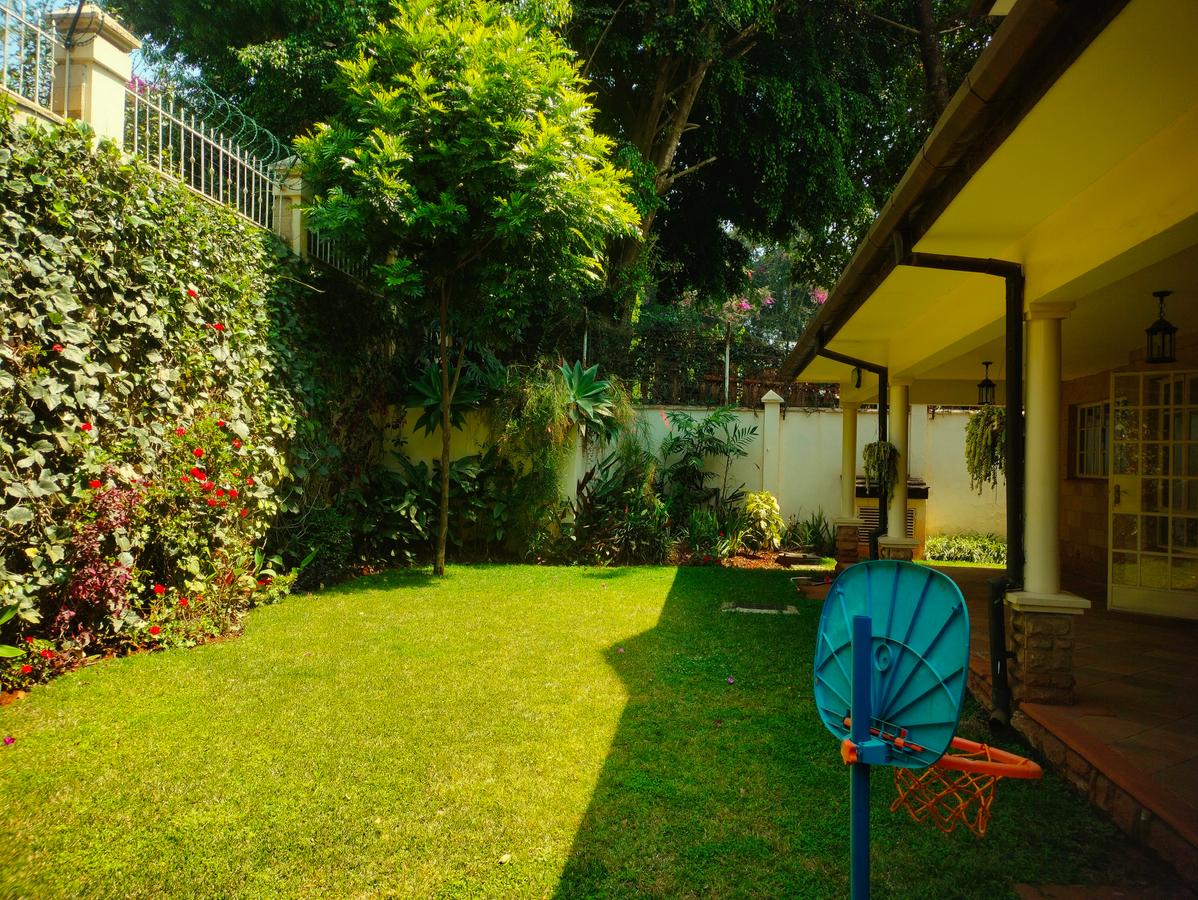 5 Bed Townhouse with Garden in Lavington - 2