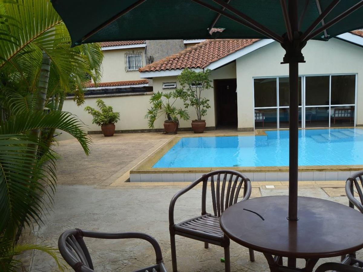 4 Bed Townhouse in Dennis Pritt - 7