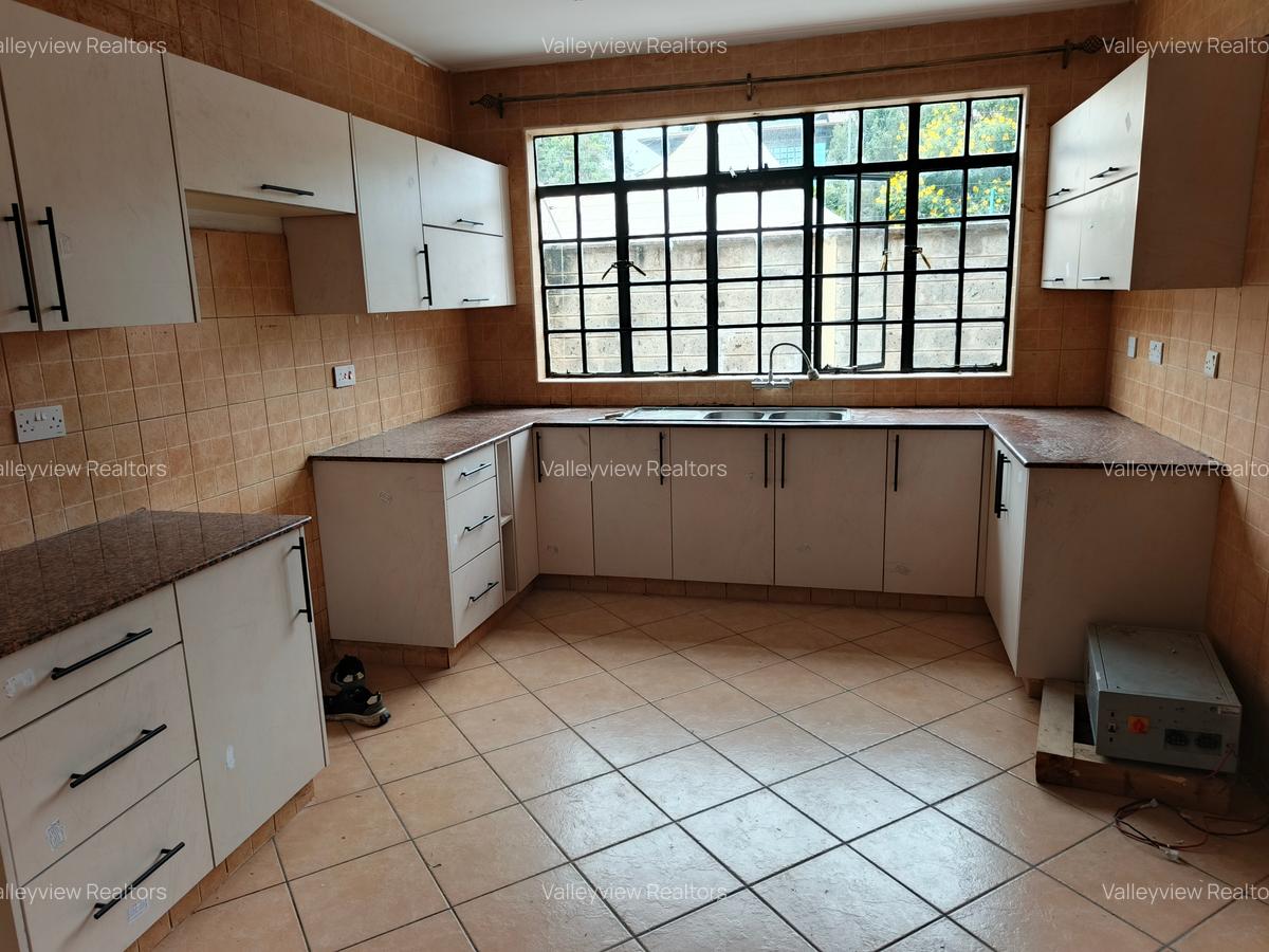 4 Bed Townhouse with En Suite at Lavington - 6