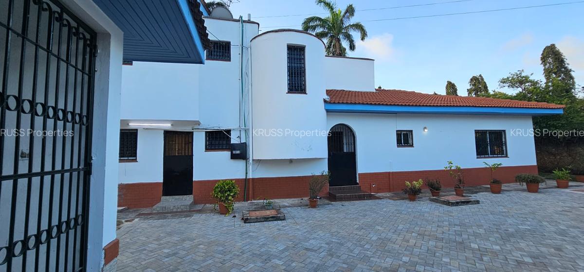 4 Bed House with En Suite at Hs99 - 15