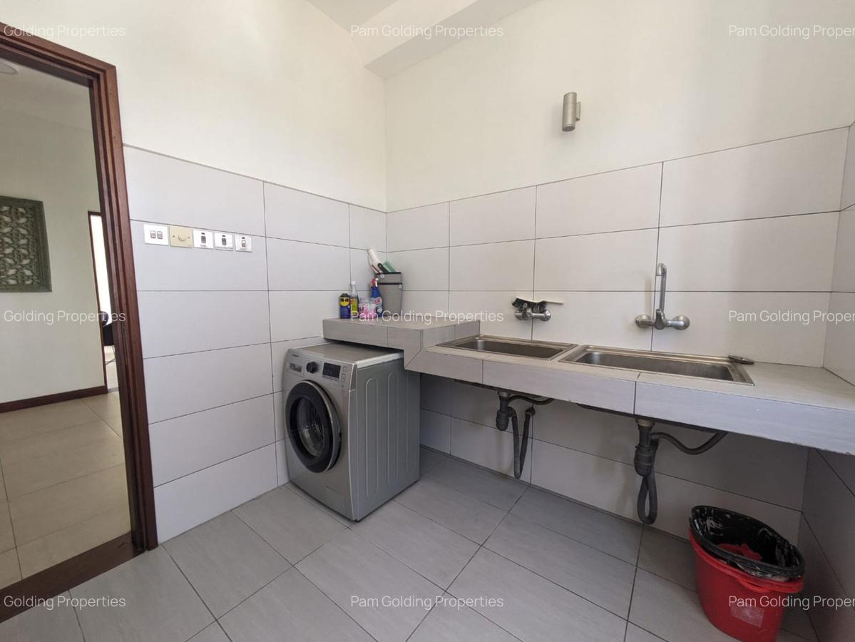 2 Bed Apartment with En Suite in Nyali Area - 9